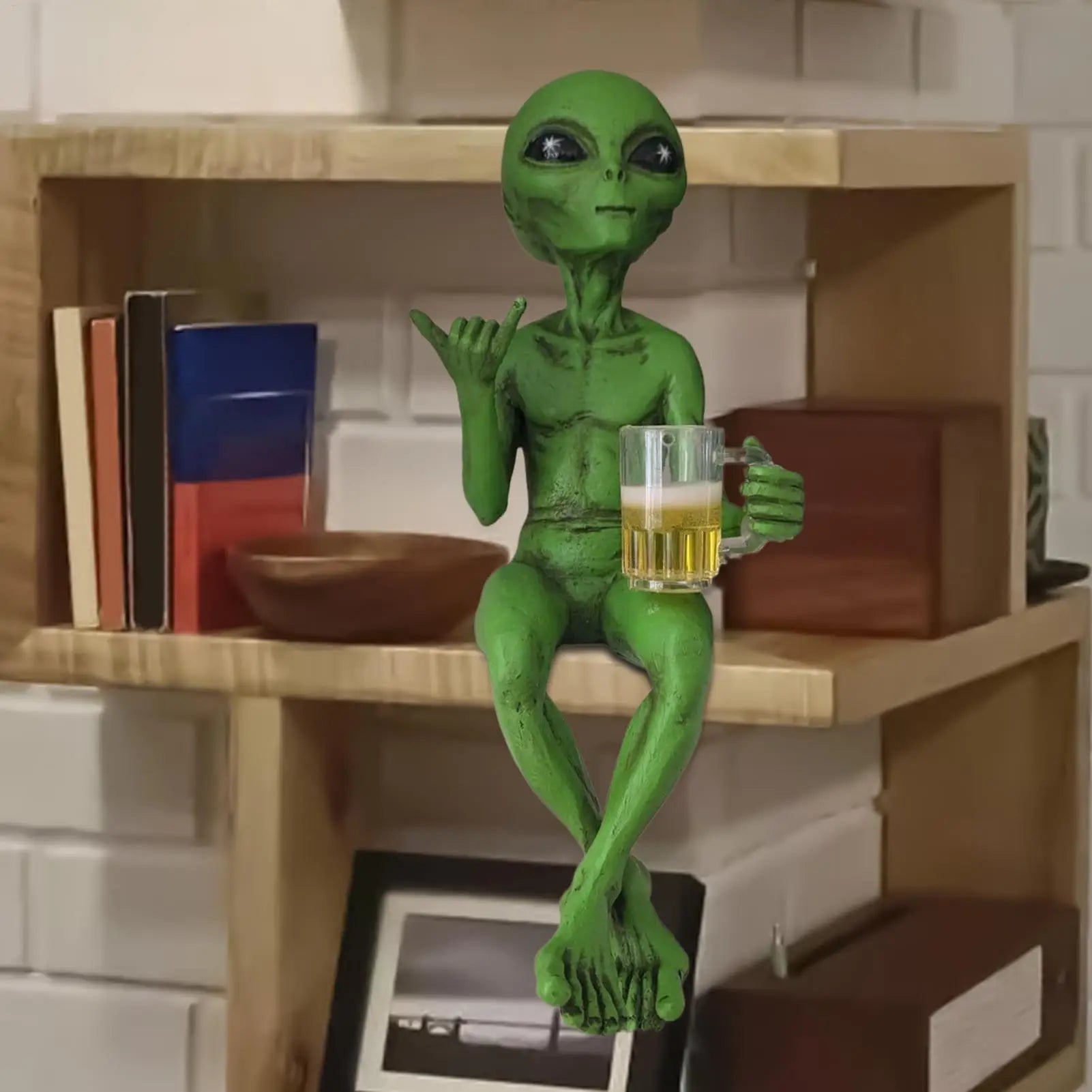 Beer Drinking Alien Statue Resin Novelty Collectible Funny Desktop Decoration For Adults Desk Bedroom Garden Outdoor Shelf Decor